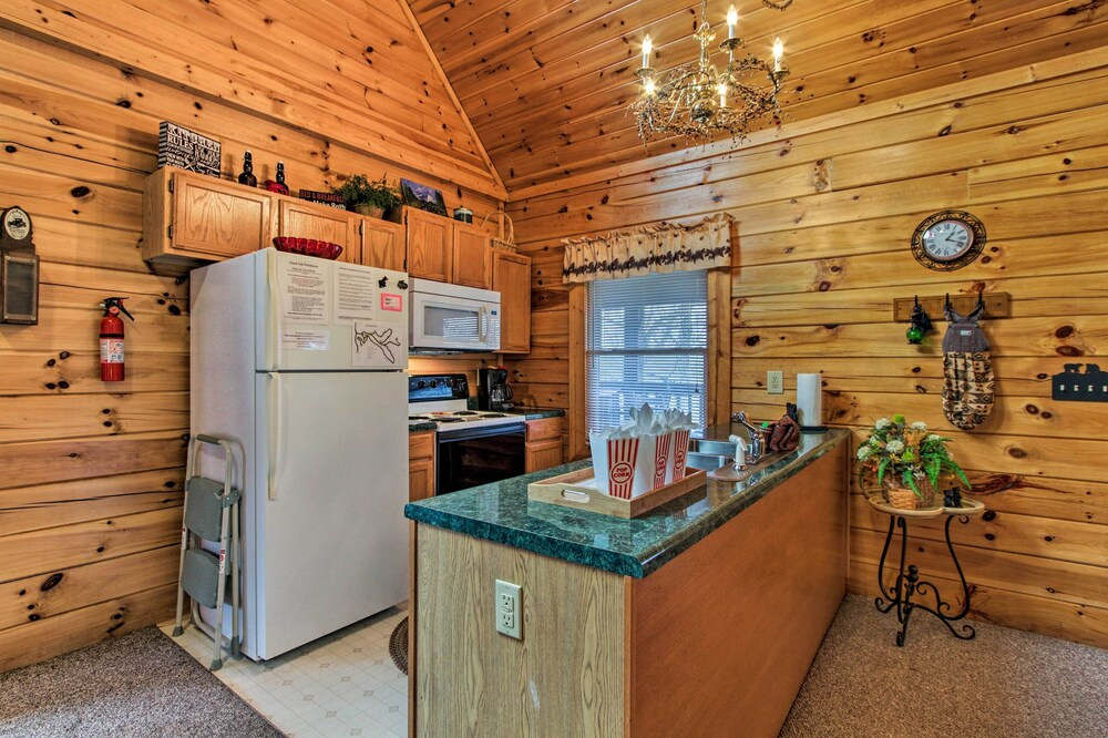 Rustic Sevierville Cabin w/ Covered Porch!