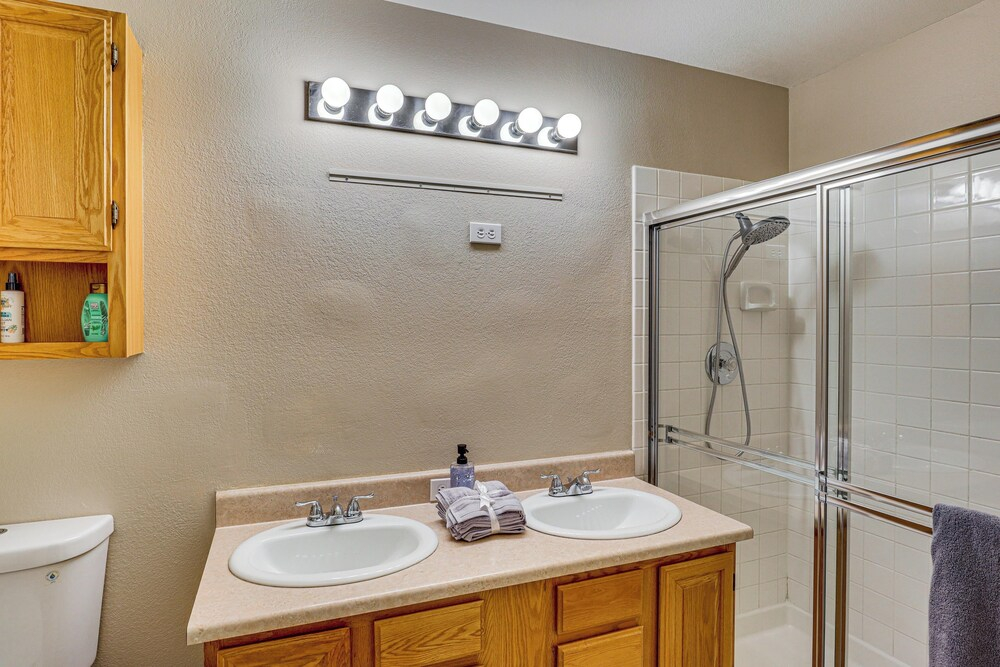Long-term Ready! Green Valley Condo w/ Pool Access