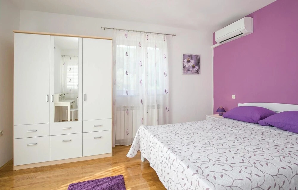 Amazing Home in Drenje With Wifi and 4 Bedrooms