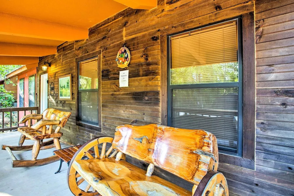 3 Mi to Broken Bow Lake: Cabin w/ Hot Tub & Deck!