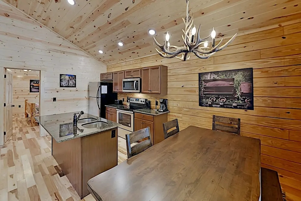 Southern Comfort: All-suite Getaway W/ Hot Tub 2 Bedroom Cabin