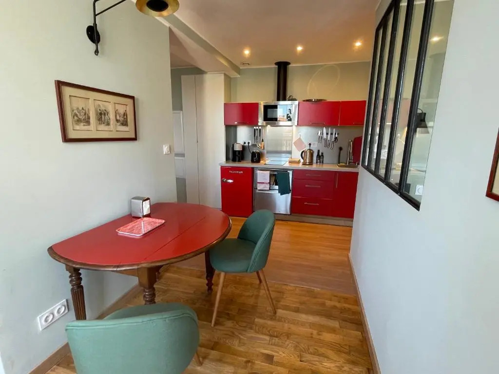 Appartement mignon calme douillet ascenseur clim étage élevé proche parking et toutes commodités au coeur du Toulon historique