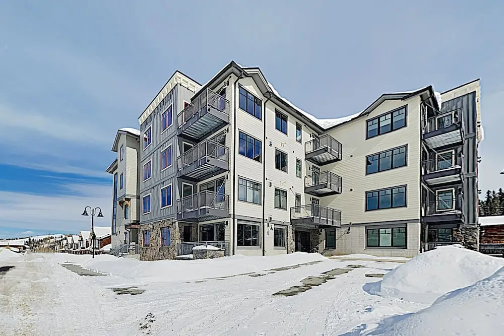 New Listing! Lavish All-season Escape W/ Hot Tub 3 Bedroom Condo