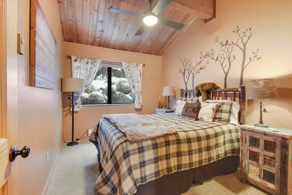 North Lake Tahoe Alpine Retreat 5 Min to Skiing!