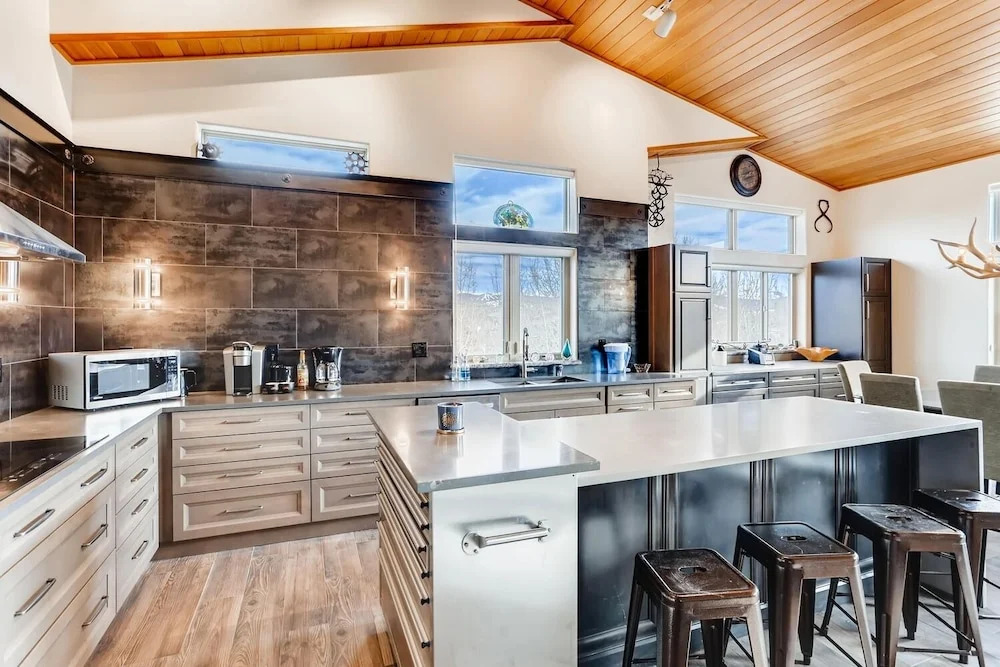 Family Mountain Home, Sleeps Up To 12, Private Hot Tub! 4 Bedroom Home by RedAwning