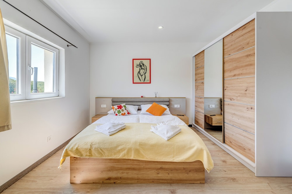 Villa Gariful Sleeps 8 with Pool & Pet Friendly