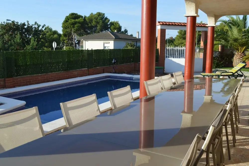 Vista Cunit es una gran casa con piscina, barbacoa