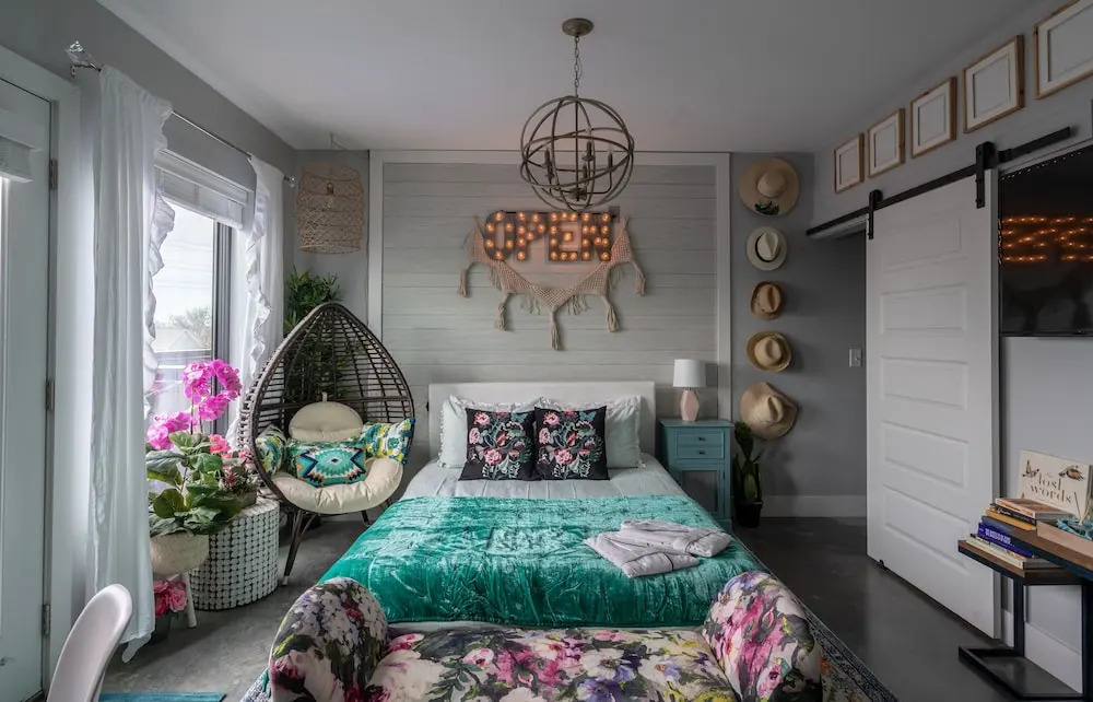 Vibrant Studio with a Deck Patio in West Nashville
