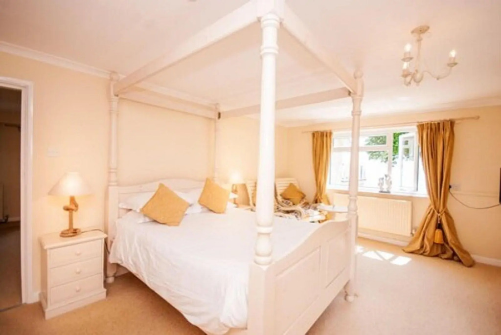 The Leconfield Hotel