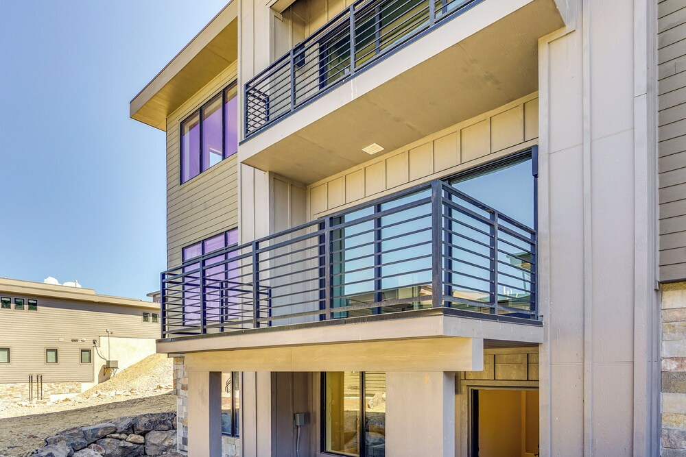 Hideout Haven: Luxe Retreat w/ Lake View & Hot Tub
