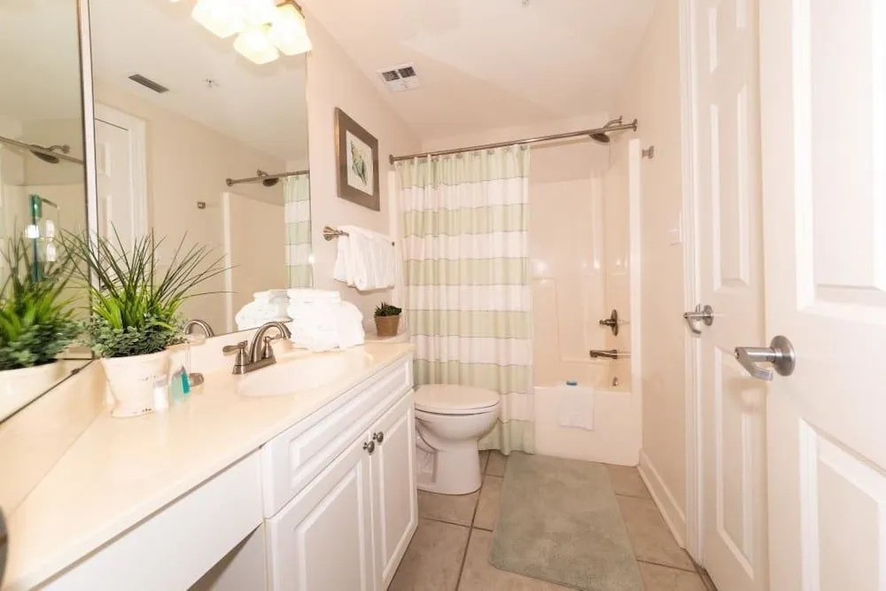 Admiral's Quarters 702 - 3 Br condo by RedAwning