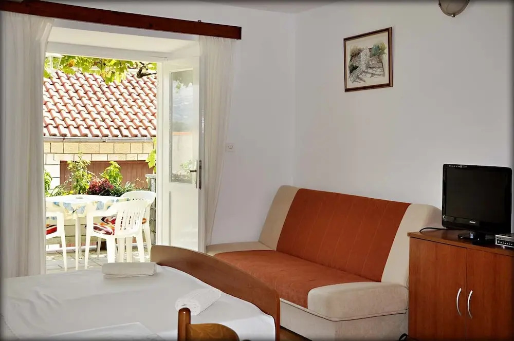 Immaculate 4-bed House in Lumbarda