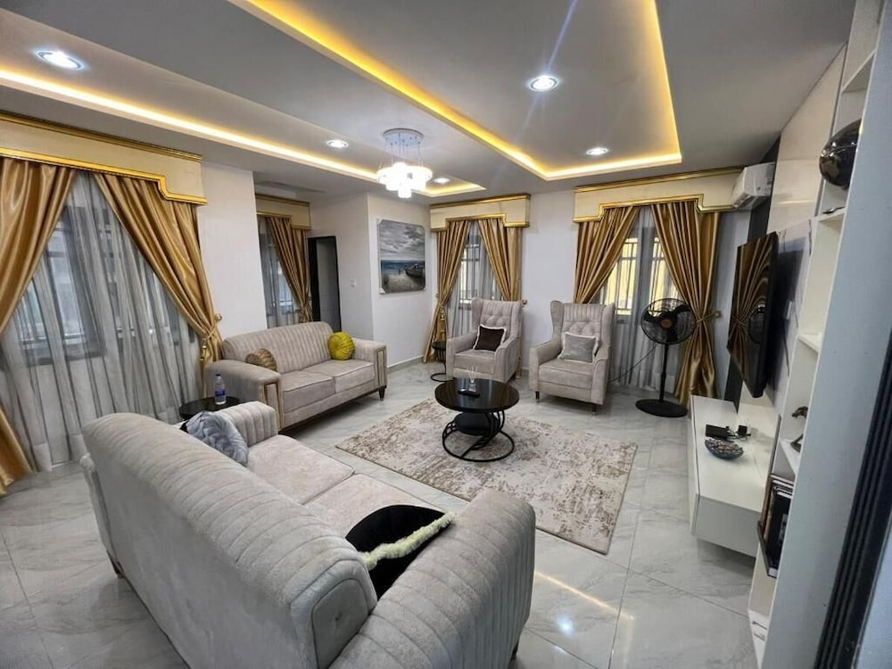 De Light Luxury Suites And Apartment