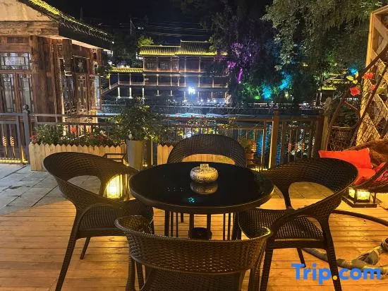 Beautiful Scenery Courtyard Riverside Homestay