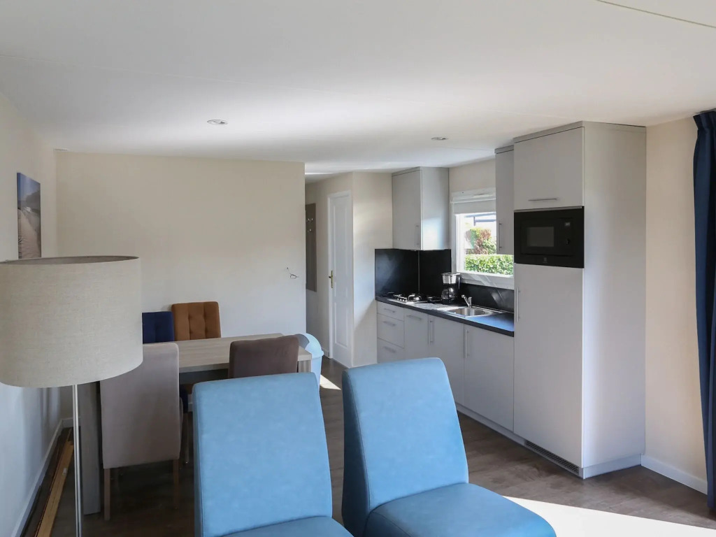 Nice chalet in a holiday park directly on the recreational lake and the Veluwe
