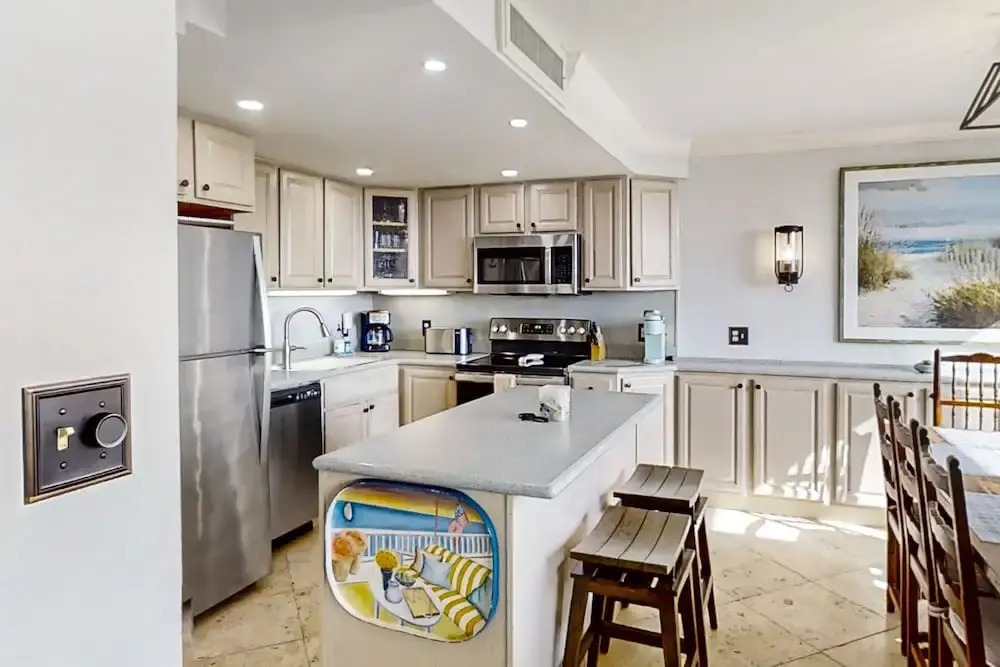Spacious Condo With Beach Access, Balcony, AC & Outdoor Pool