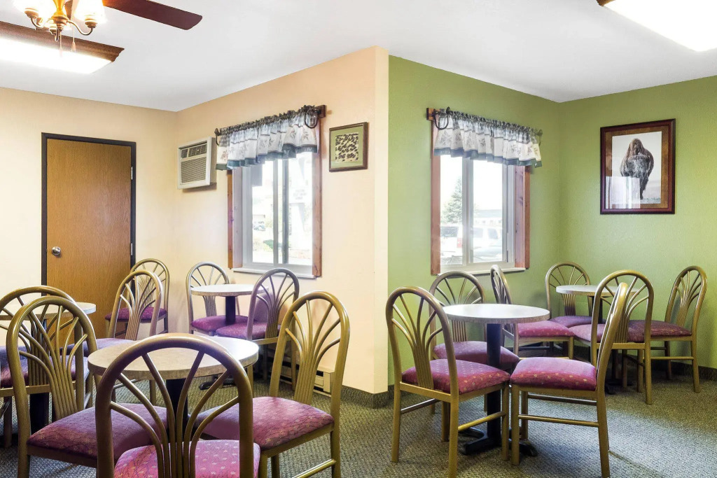 Econo Lodge, Downtown Custer Near Custer State Park and Mt Rushmore