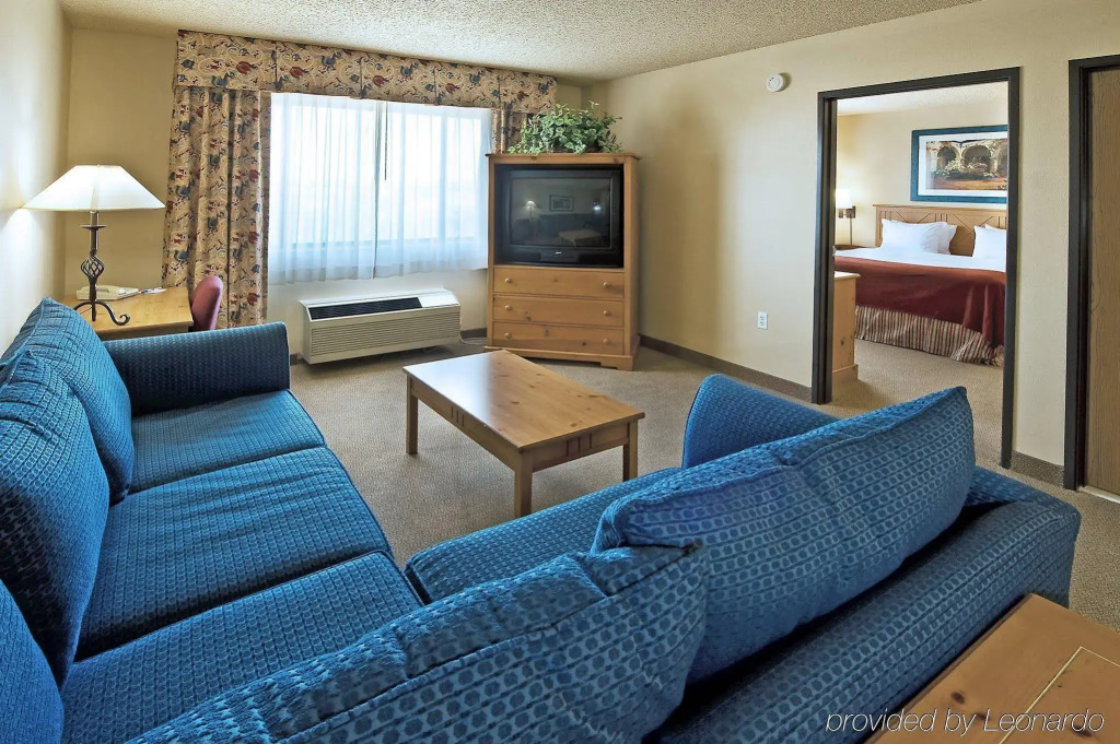 Red Lion Inn & Suites Goodyear Newly Renovated