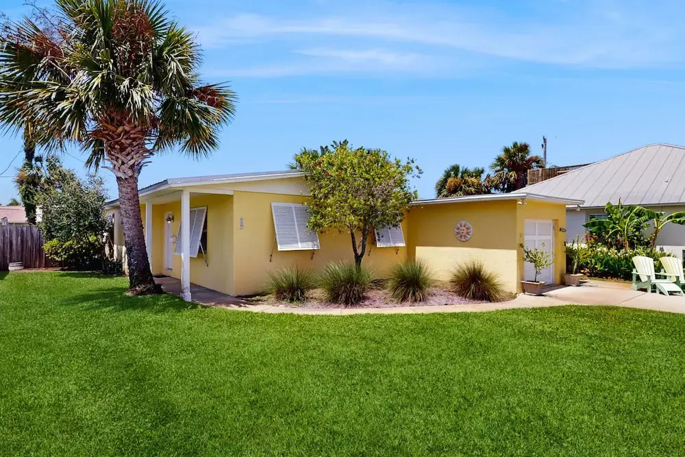 Spacious Beach House With Private Pool, Firepit and Enclosed Yard