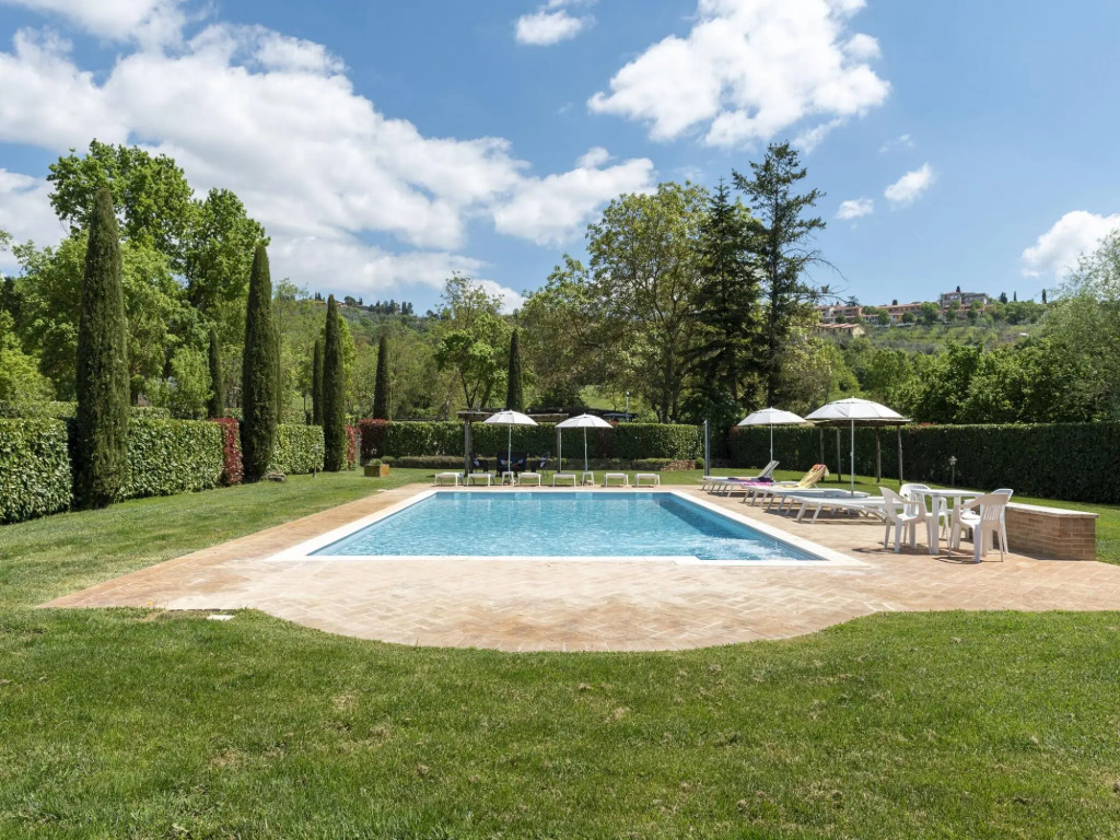 Spacious Cottage in Lucignano with Garden