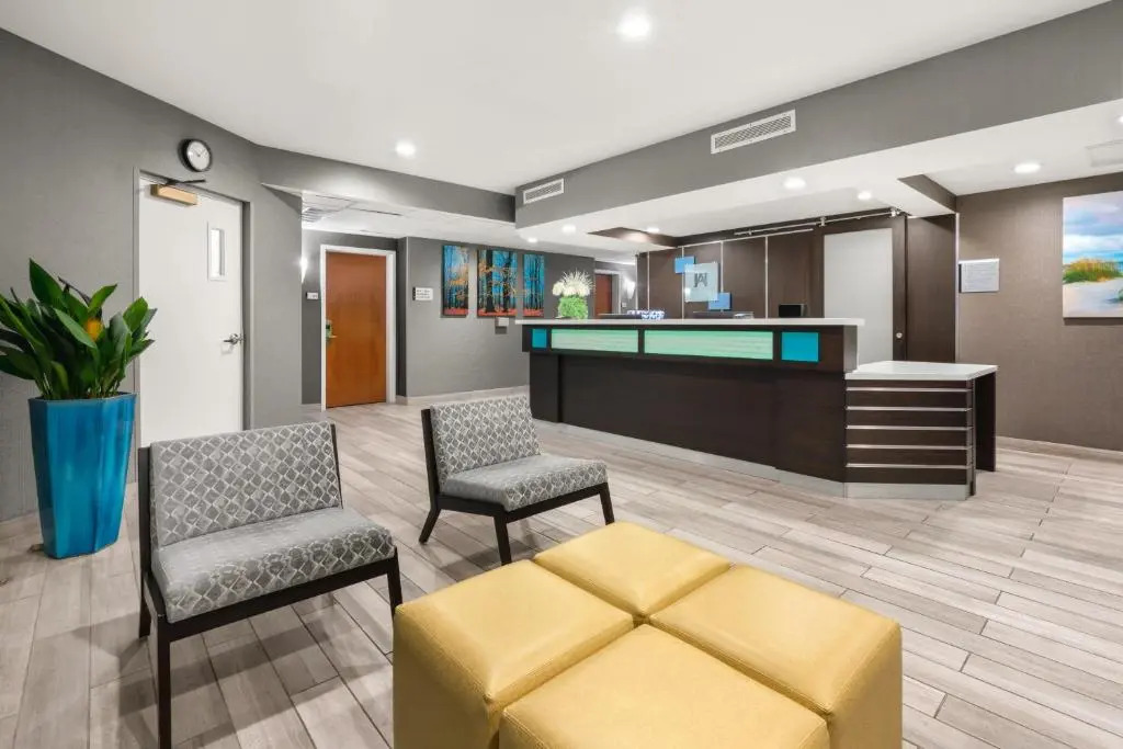 Hotel Aura SFO Airport FREE SHUTTLE