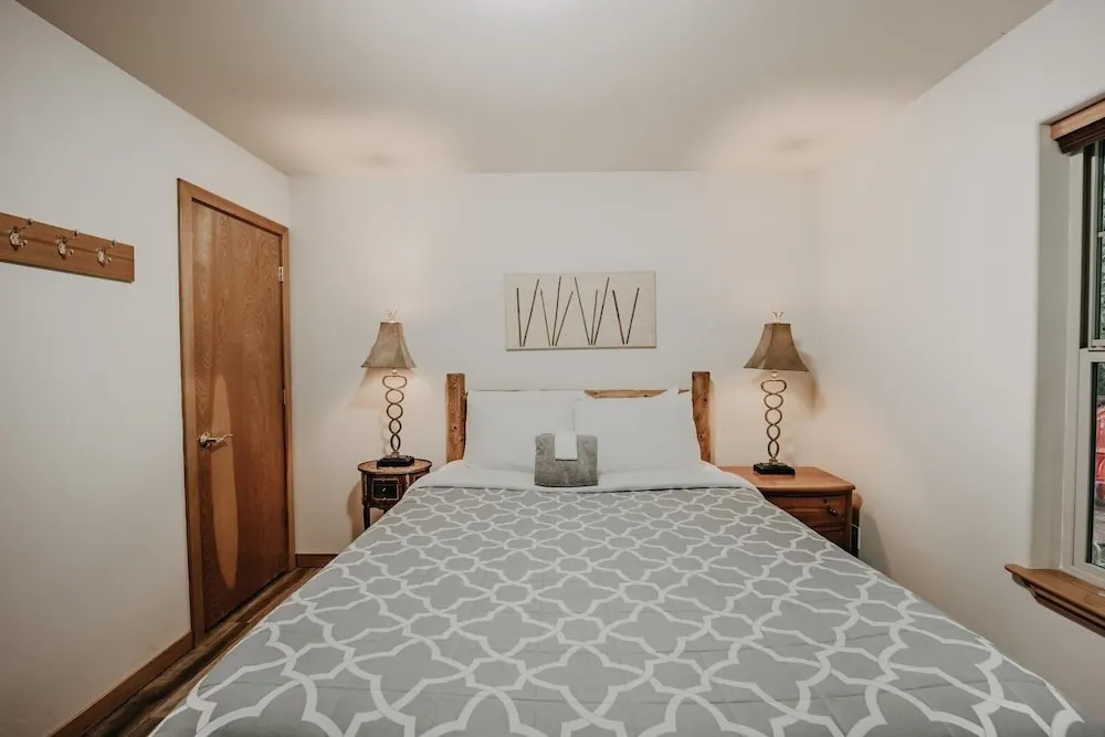 61mbr - Hot Tub - Wi-fi - Pets Ok - Sleeps 6 3 Bedroom Home by Redawning