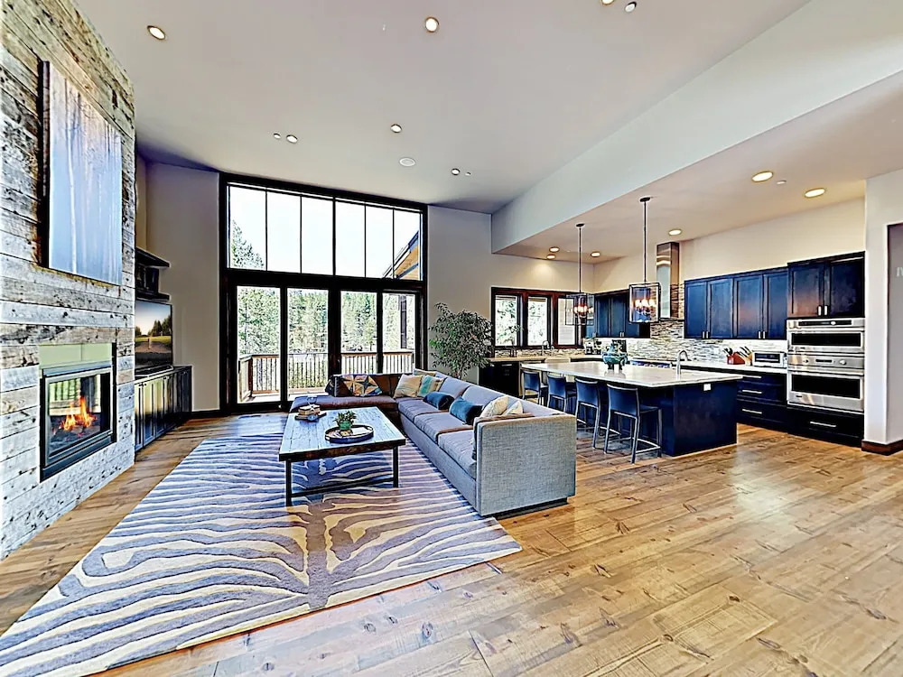 New Listing! All-suite Dream Lodge Near Top Skiing 3 Bedroom Home