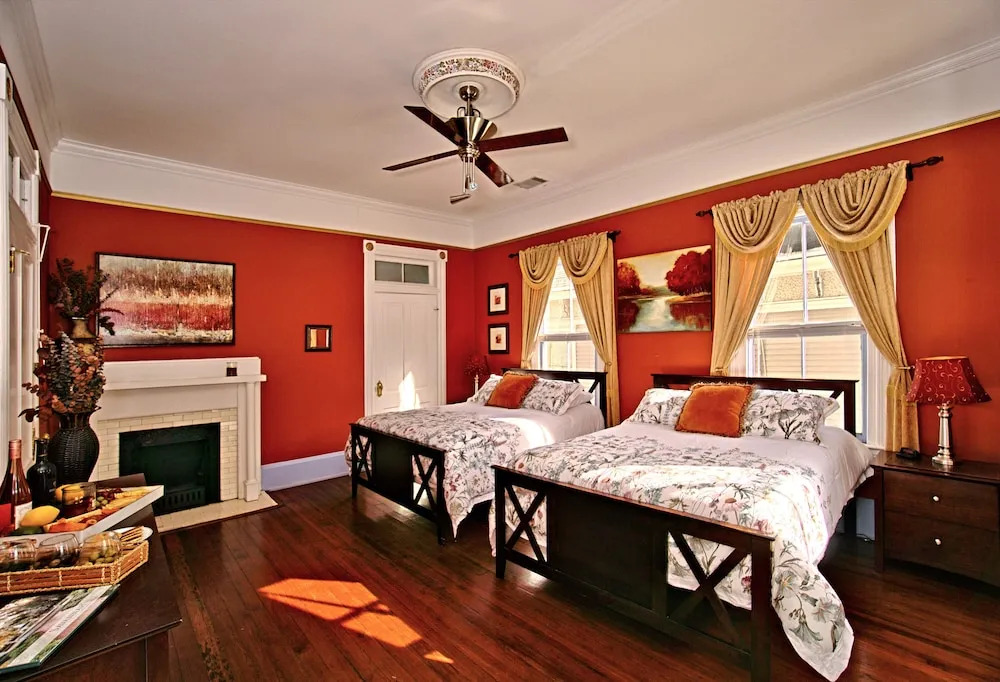 3 bedroom Victorian Stunner on Forsyth Park