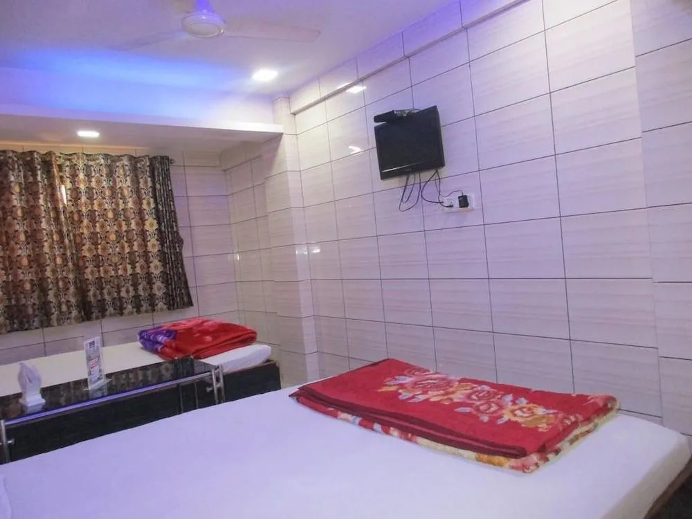 Hotel Saroja Palace