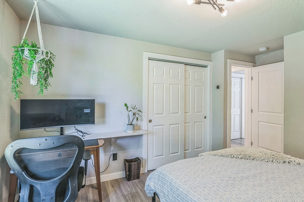 Modern Forest Escape, Near Lake Stevens & Hikes