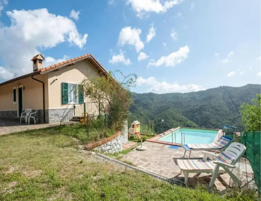 Private Garden House in Redortiers