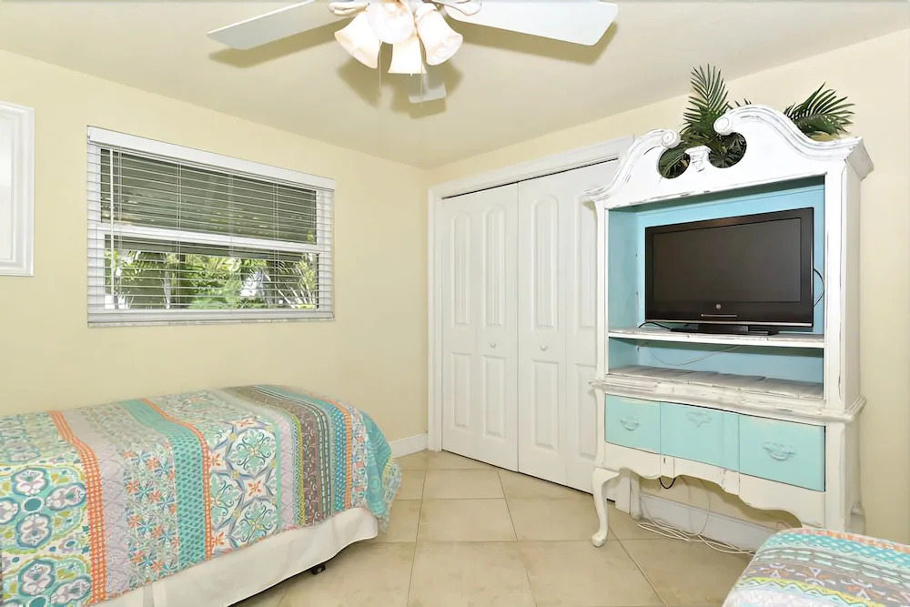 Seagrass Retreat 5 Bedrooms 3 Bathrooms Home