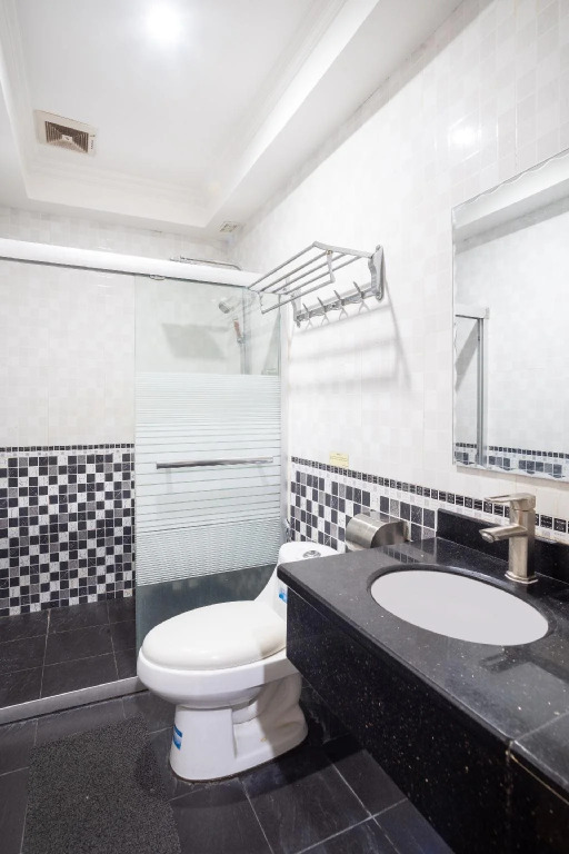 OYO 138 White Palace Hotel