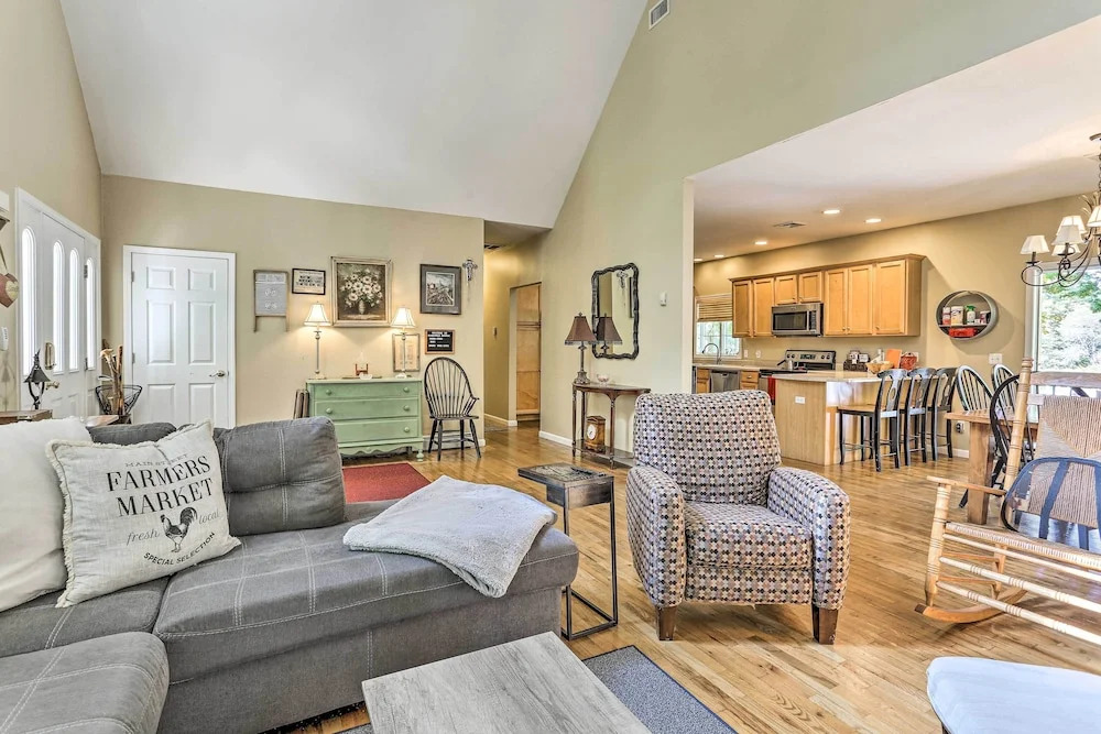 Pet-friendly Grand Pine Bush Retreat on 2 Acres!
