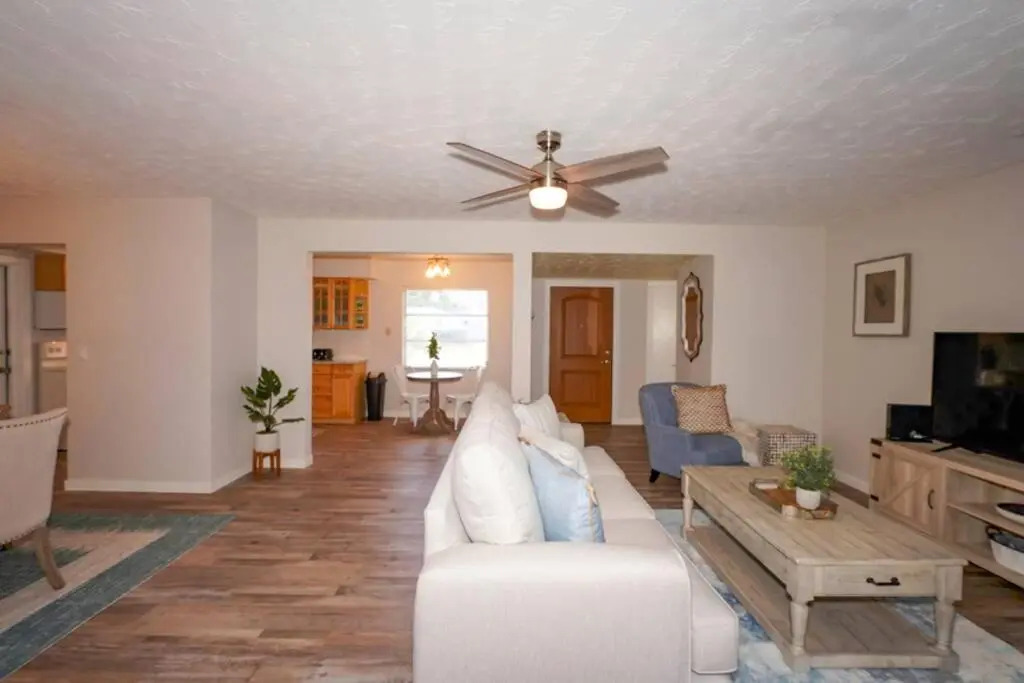 Pool Home - Close to beaches, food, downtown