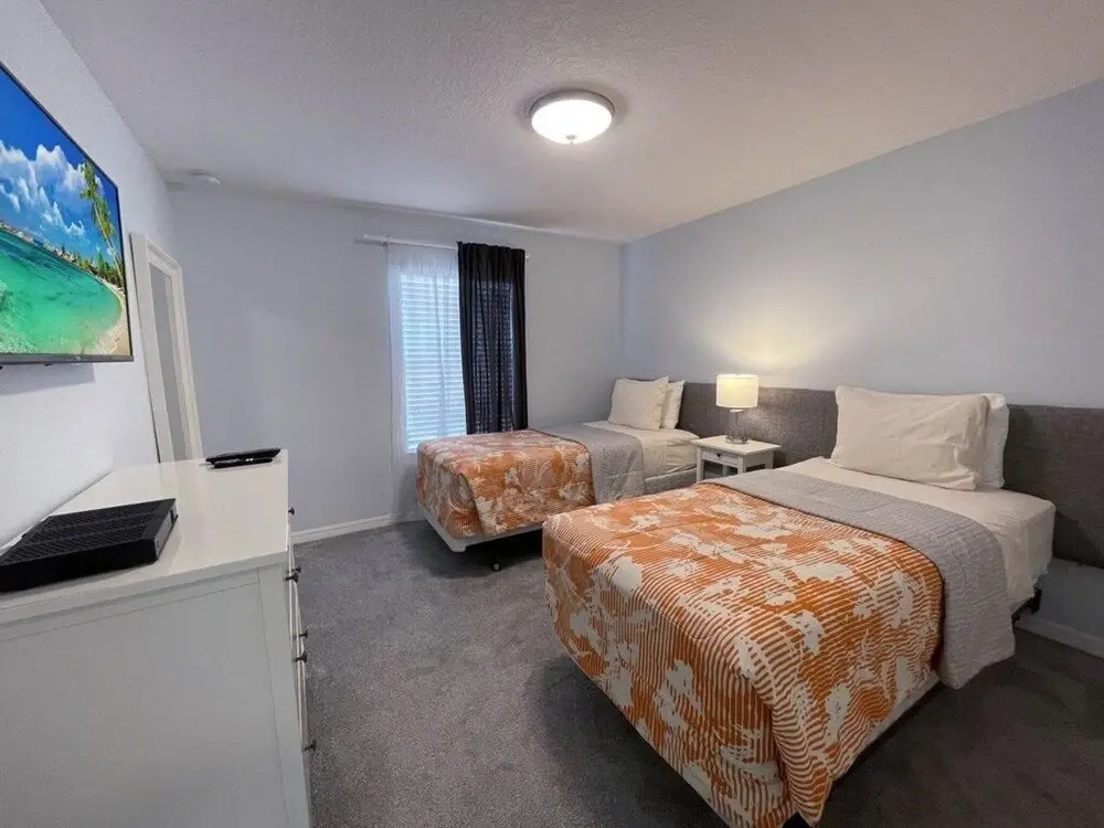 Tropical Waterfront, Completely Redone W/pool-3033 4 Bedroom Townhouse by Redawning, Kissimmee