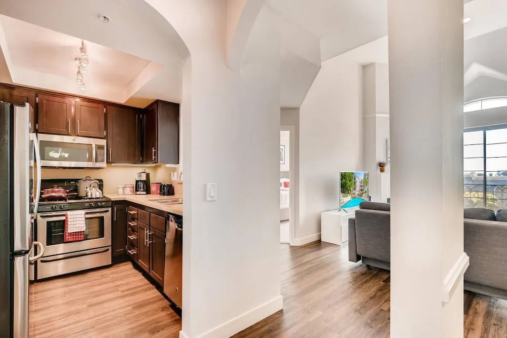 Beverly Hills/Weho Amazing Penthouse 2BR Across From Cedars Sinai (BW-4)