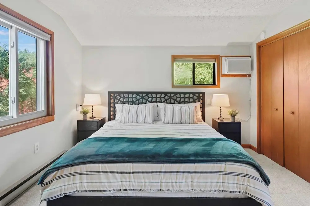 Waterside Haven by Avantstay Lakefront, Hot Tub, Game Room, Fire Pit