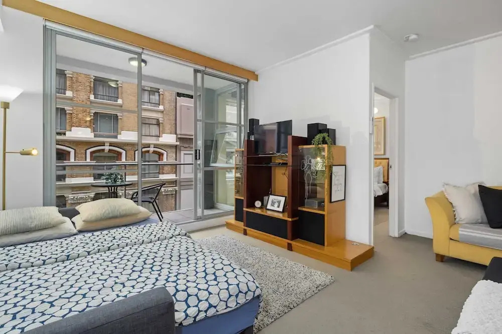 Bright & Spacious Stay for 6 Near Darling Harbour