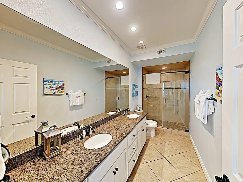 New Listing! Gulf Tropicana - Beach Access & Pools 2 Bedroom Condo