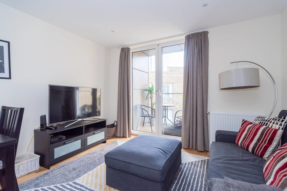 A Beautiful Modern 2 Bedroom Apartment