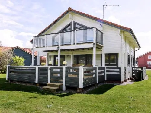 4 Fairway Lakes Village