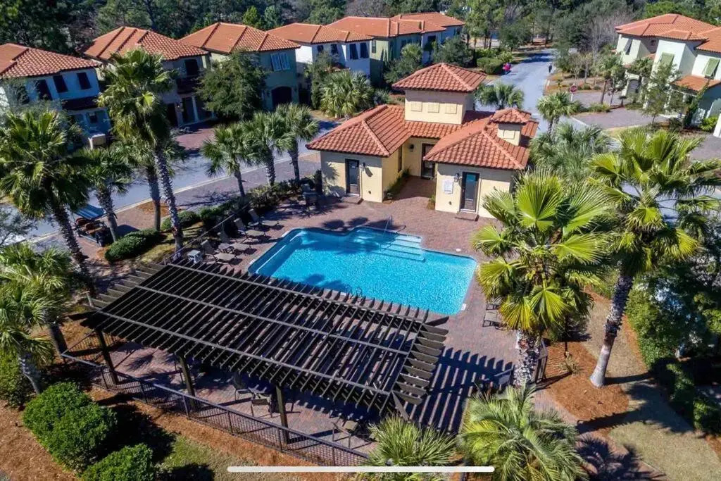 4 Bedroom house on the golf course with 2 golf carts!