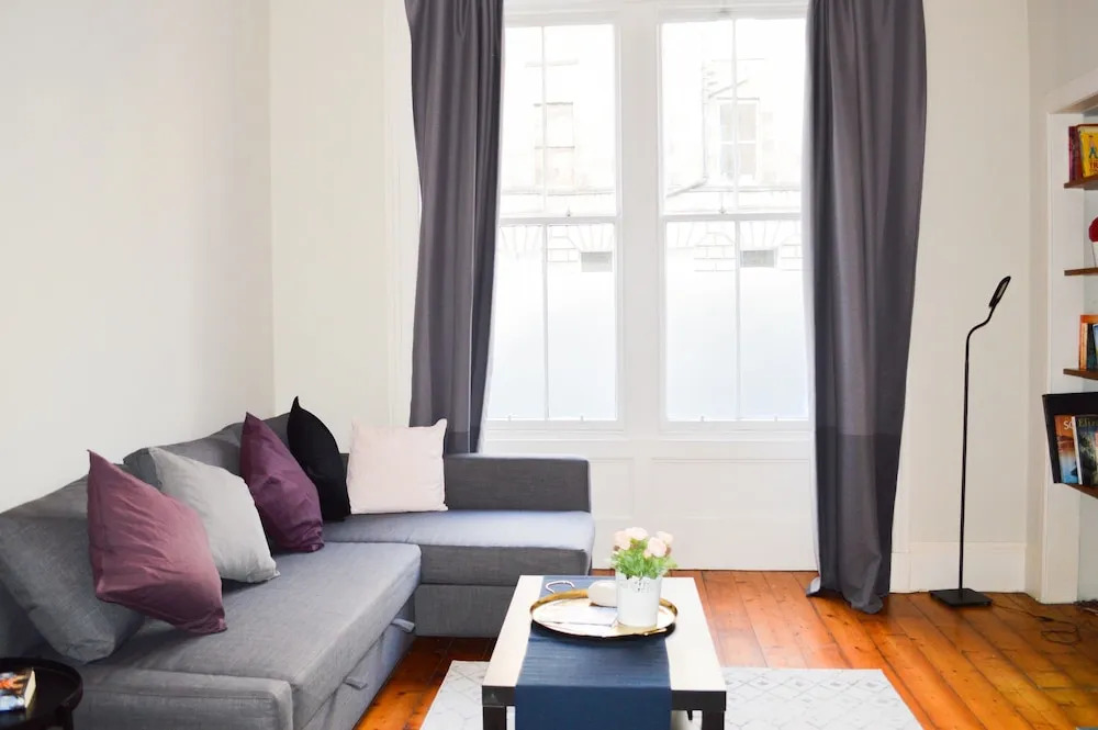 Traditional 2 Bedroom Flat Near City Centre