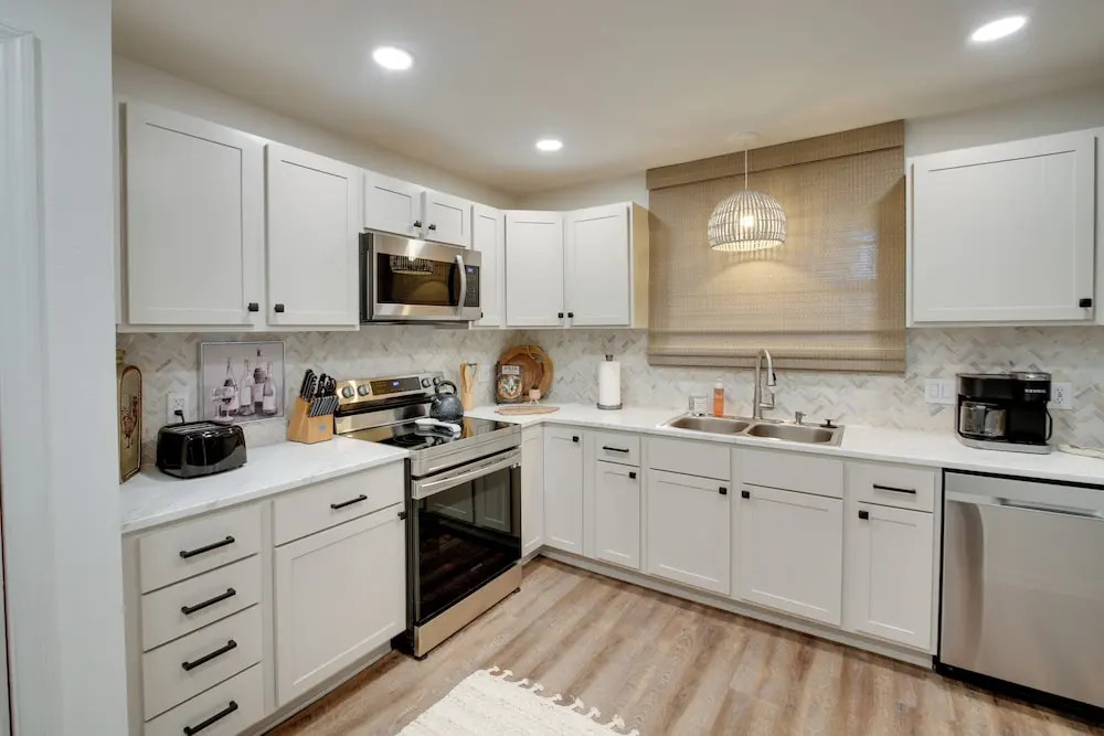 3 Mi to Dtwn Hot Springs: Modern Condo!
