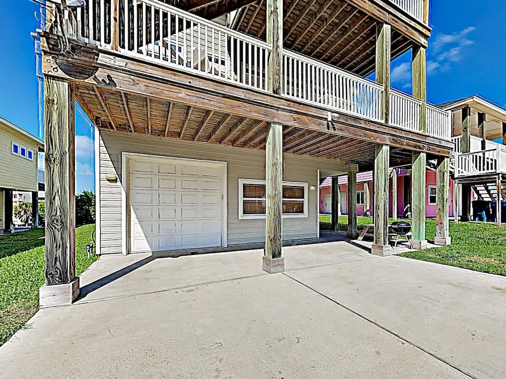 Coastal Getaway - Pool & Gulf Views, Walk To Beach 5 Bedroom Home