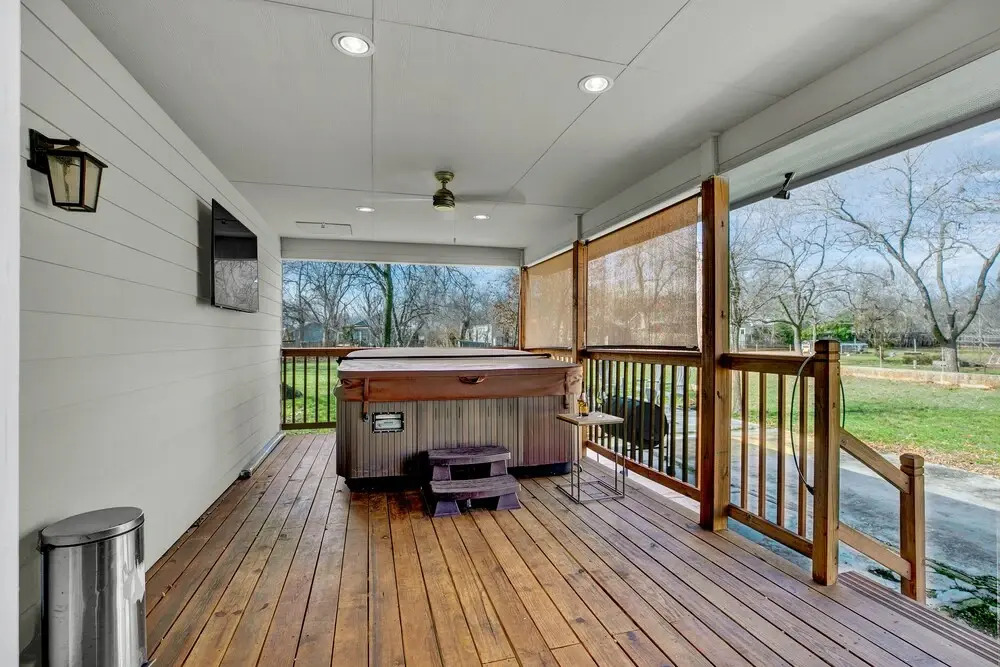 Luxury Home 1 Block To Main W/hot-tub