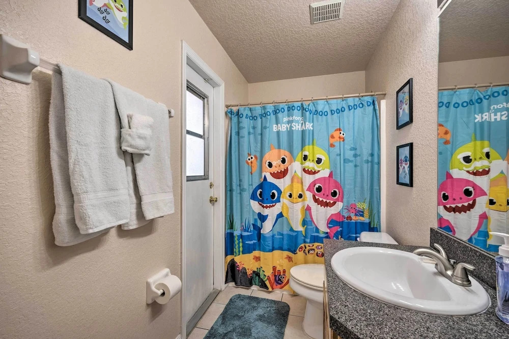 10 Mi to Disney + Heated Pool: Florida Abode!