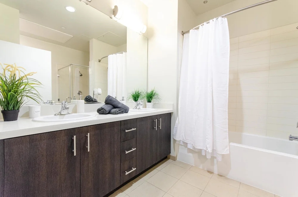 Downtown Convention Center Suite with Pool