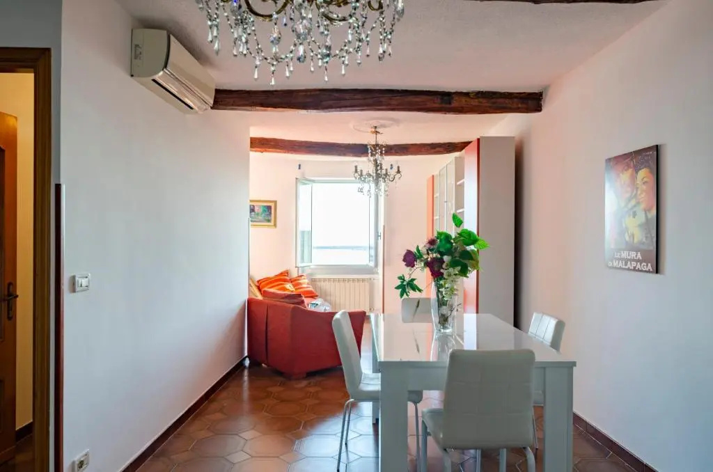 JOIVY Sunny 2-Bed Flat Near Aquarium